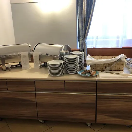 Hotel Gizella And Restaurant 3*