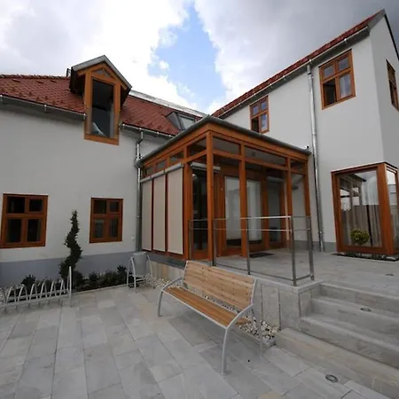 Szálloda Gizella And Restaurant 3*
