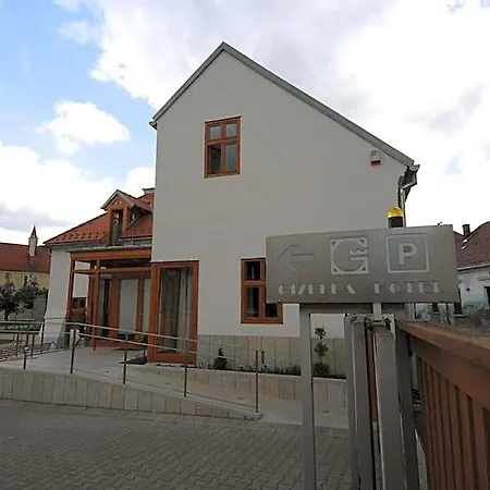Gizella And Restaurant 3*