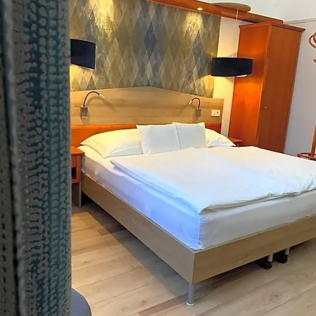 Hotel Gizella And Restaurant 3*