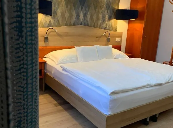 Hotel Gizella And Restaurant 3*